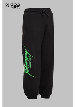 Czarne spodnie dresowe z nadrukiem z boku, Rozmiar - 146, Kolor - Czarny ze sklepu REPORTER w kategorii Spodnie dziewczęce - zdjęcie 189208444