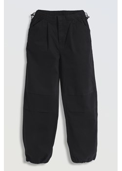 Czarne spodnie typu parachute z zaszewkami na nogawkach, Rozmiar - 146, Kolor - Czarny ze sklepu REPORTER w kategorii Spodnie dziewczęce - zdjęcie 189208503