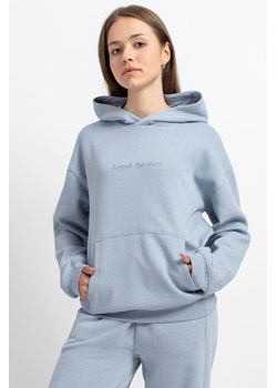 Niebieska bluza z kapturem z minimalistycznym nadrukiem z przodu, Rozmiar - 140, Kolor - Niebieski ze sklepu REPORTER w kategorii Bluzy dziewczęce - zdjęcie 189208603