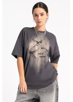 Ciemnoszary t-shirt OVERSIZE z autorską grafiką z przodu, Rozmiar - 146, Kolor - Szary ze sklepu REPORTER w kategorii Bluzki dziewczęce - zdjęcie 189208620