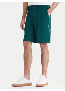 Guess Szorty sportowe Z6GD11 K3210 Zielony Regular Fit ze sklepu MODIVO w kategorii Spodenki męskie - zdjęcie 189218541