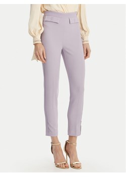 Elisabetta Franchi Spodnie materiałowe PA-170-61E2-V290 Fioletowy Regular Fit ze sklepu MODIVO w kategorii Spodnie damskie - zdjęcie 189218610
