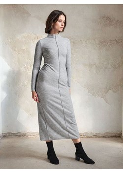 Sinsay - Dzianinowa sukienka midi z dekoracyjnym przeszyciem - szary ze sklepu Sinsay w kategorii Sukienki - zdjęcie 189227692