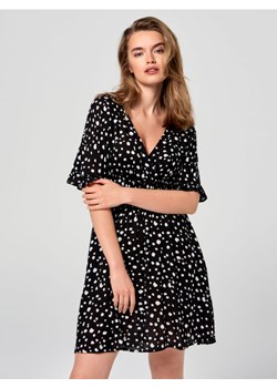 Sinsay - Sukienka mini w kropki z kopertowym dekoltem - czarny ze sklepu Sinsay w kategorii Sukienki - zdjęcie 189227743