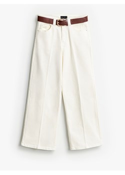 Mohito - Jeansy wide leg z paskiem petite - kremowy ze sklepu Mohito w kategorii Jeansy damskie - zdjęcie 189234531
