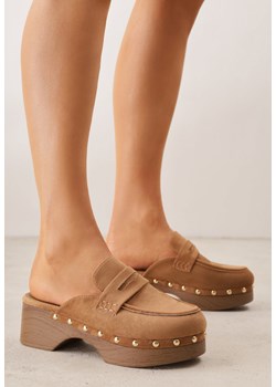 Jasnobrązowe Klapki Drewniaki w Stylu Mokasynów z Nitami Hanaria ze sklepu born2be.pl w kategorii Klapki damskie - zdjęcie 189234854