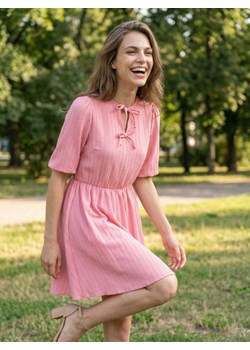 Sinsay - Sukienka mini z ozdobnym wiązaniem - różowy ze sklepu Sinsay w kategorii Sukienki - zdjęcie 189235611