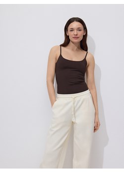 Reserved - Gładki top na ramiączkach - ciemnobrązowy ze sklepu Reserved w kategorii Bluzki damskie - zdjęcie 189237140