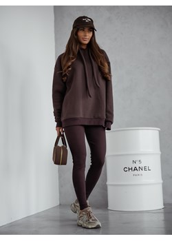 KOMPLET LEGGINSY PRĄŻKOWANE+ BLUZA OVERSIZE Z KAPTUREM- CZEKOLADOWY ze sklepu olika.com.pl w kategorii Komplety i garnitury damskie - zdjęcie 189237514