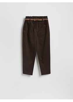 Reserved - Spodnie chino z paskiem - ciemnobrązowy ze sklepu Reserved w kategorii Spodnie damskie - zdjęcie 189245460
