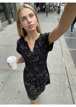 Sinsay - Wiskozowa sukienka midi w kwiaty - czarny ze sklepu Sinsay w kategorii Sukienki - zdjęcie 189247290