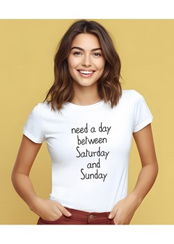 WOOOP Koszulka "Need a day between saturday and sunday" w kolorze białym ze sklepu Limango Polska w kategorii Bluzki damskie - zdjęcie 189251013
