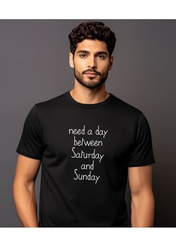 WOOOP Koszulka "Need a day between saturday and sunday" w kolorze czarnym ze sklepu Limango Polska w kategorii T-shirty męskie - zdjęcie 189251320