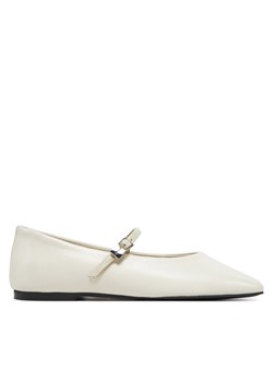 Calvin Klein Baleriny Ballerina New Buckle - Lth HW0HW02483 Écru ze sklepu MODIVO w kategorii Balerinki - zdjęcie 189254602