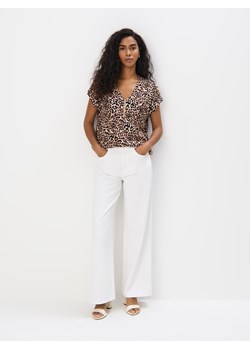 Mohito - Bluzka z wiskozy w panterkę - beżowy ze sklepu Mohito w kategorii Bluzki damskie - zdjęcie 189257874