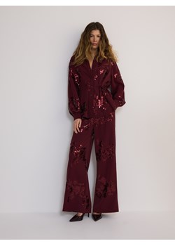 Reserved - Luźne spodnie z cekinowymi aplikacjami - burgundowy ze sklepu Reserved w kategorii Spodnie damskie - zdjęcie 189259343