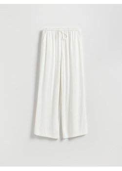 Reserved - Luźne spodnie z domieszką lnu - złamana biel ze sklepu Reserved w kategorii Spodnie damskie - zdjęcie 189259390