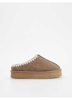 Reserved - Zamszowe chodaki na platformie - brązowy ze sklepu Reserved w kategorii Kapcie damskie - zdjęcie 189259560