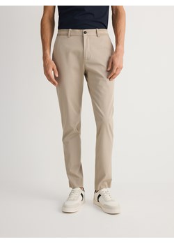 Reserved - Spodnie chino slim fit - beżowy ze sklepu Reserved w kategorii Spodnie męskie - zdjęcie 189259592