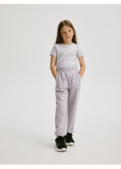 Reserved - Spodnie dresowe - lawendowy ze sklepu Reserved w kategorii Spodnie dziewczęce - zdjęcie 189259660