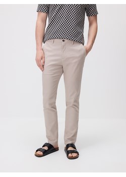Reserved - Spodnie chino slim fit - beżowy ze sklepu Reserved w kategorii Spodnie męskie - zdjęcie 189259773