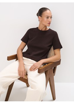 Mohito - Czekoladowy t-shirt z merceryzowanej bawełny - ciemnobrązowy ze sklepu Mohito w kategorii Bluzki damskie - zdjęcie 189261320