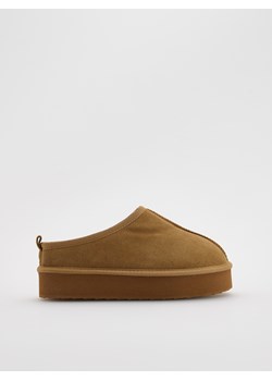 Reserved - Zamszowe chodaki na platformie - beżowy ze sklepu Reserved w kategorii Kapcie damskie - zdjęcie 189263093