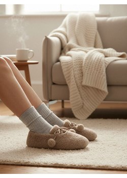 Sinsay - Kapcie z ozdobnymi pomponami - beżowy ze sklepu Sinsay w kategorii Kapcie damskie - zdjęcie 189264772