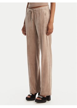 Juicy Couture Spodnie dresowe Tina JCWBJ126327 Beżowy Straight Leg ze sklepu MODIVO w kategorii Spodnie damskie - zdjęcie 189266934