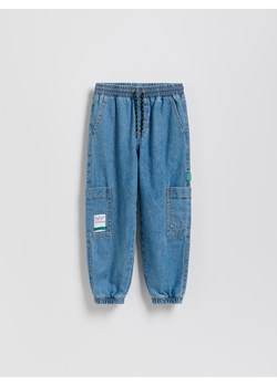 Reserved - Jeansowe joggery - niebieski ze sklepu Reserved w kategorii Spodnie chłopięce - zdjęcie 189270083