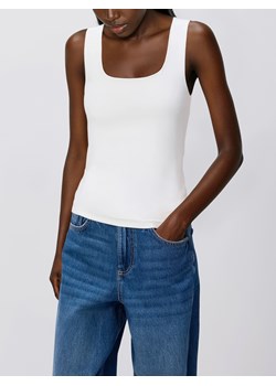 Reserved - Gładki top - biały ze sklepu Reserved w kategorii Bluzki damskie - zdjęcie 189270400