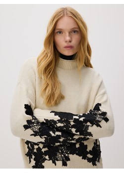 Reserved - Sweter z ozdobną aplikacją - kremowy ze sklepu Reserved w kategorii Swetry damskie - zdjęcie 189271052