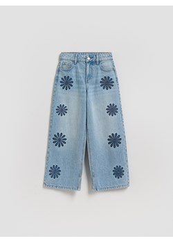 Reserved - Jeansy wide leg z haftem - niebieski ze sklepu Reserved w kategorii Spodnie dziewczęce - zdjęcie 189275944