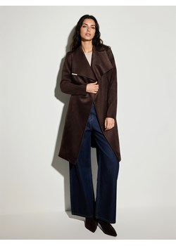 Mohito - Brązowy płaszcz z imitacji zamszu - ciemnobrązowy ze sklepu Mohito w kategorii Płaszcze damskie - zdjęcie 189276451