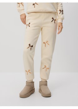 Reserved - Spodnie dresowe z aplikacjami - złamana biel ze sklepu Reserved w kategorii Spodnie damskie - zdjęcie 189283403