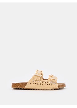 Mohito - Klapki z klamrami - kremowy ze sklepu Mohito w kategorii Klapki damskie - zdjęcie 189285994