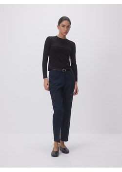 Reserved - Spodnie cygaretki z paskiem - granatowy ze sklepu Reserved w kategorii Spodnie damskie - zdjęcie 189286531