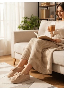 Sinsay - Prążkowane kapcie z ozdobną kokardką - beżowy ze sklepu Sinsay w kategorii Kapcie damskie - zdjęcie 189288840