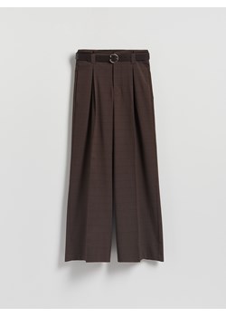 Reserved - Luźne spodnie w kant z paskiem - ciemnobrązowy ze sklepu Reserved w kategorii Spodnie damskie - zdjęcie 189304572