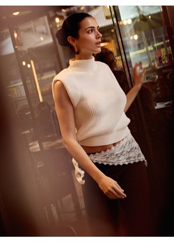 Reserved - Kamizelka z poduszkami na ramionach - złamana biel ze sklepu Reserved w kategorii Swetry damskie - zdjęcie 189305923