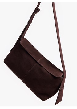 Mohito - Zamszowa torebka - ciemnobrązowy ze sklepu Mohito w kategorii Listonoszki - zdjęcie 189307670