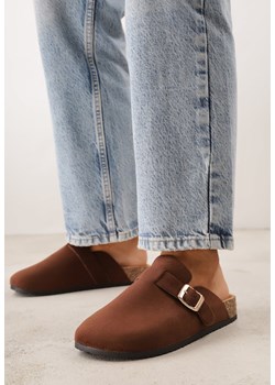 Ciemnobrązowe Klapki z Ozdobnym Paskiem i Klamrą Calevelis ze sklepu born2be.pl w kategorii Klapki damskie - zdjęcie 189308342