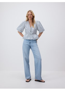 Reserved - Wiązana bluzka z baskinką - jasnoniebieski ze sklepu Reserved w kategorii Bluzki damskie - zdjęcie 189309790
