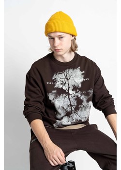 Ciemnobrązowa bluza z kontrastową grafiką z przodu, Rozmiar - 164, Kolor - Brązowy ze sklepu REPORTER w kategorii Bluzy chłopięce - zdjęcie 189316431