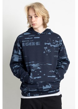 Granatowa bluza z kapturem z niebieskim nadrukiem na całości wkładana przez głowę, Rozmiar - 176, Kolor - Multikolor ze sklepu REPORTER w kategorii Bluzy chłopięce - zdjęcie 189316473