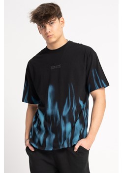 Czarny t-shirt OVERSIZE z nadrukiem na całości w kontrastowym kolorze, Rozmiar - 152, Kolor - Czarny ze sklepu REPORTER w kategorii T-shirty chłopięce - zdjęcie 189316604