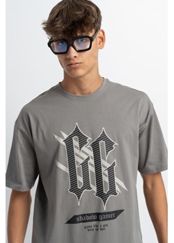 Szary t-shirt z autorską grafiką z przodu, Rozmiar - 140, Kolor - Szary ze sklepu REPORTER w kategorii T-shirty chłopięce - zdjęcie 189316640