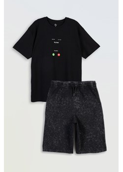 Czarno-szara bawełniana piżama z autorską grafiką, Rozmiar - 152, Kolor - Czarny ze sklepu REPORTER w kategorii Piżamy dziecięce - zdjęcie 189316692