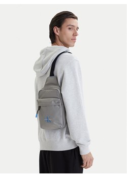 Calvin Klein Saszetka Bold Sling LV04D3300G Szary ze sklepu MODIVO w kategorii Torby męskie - zdjęcie 189322811