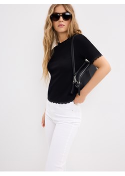 Mohito - Czarny t-shirt z koronkowym wykończeniem - czarny ze sklepu Mohito w kategorii Bluzki damskie - zdjęcie 189324421